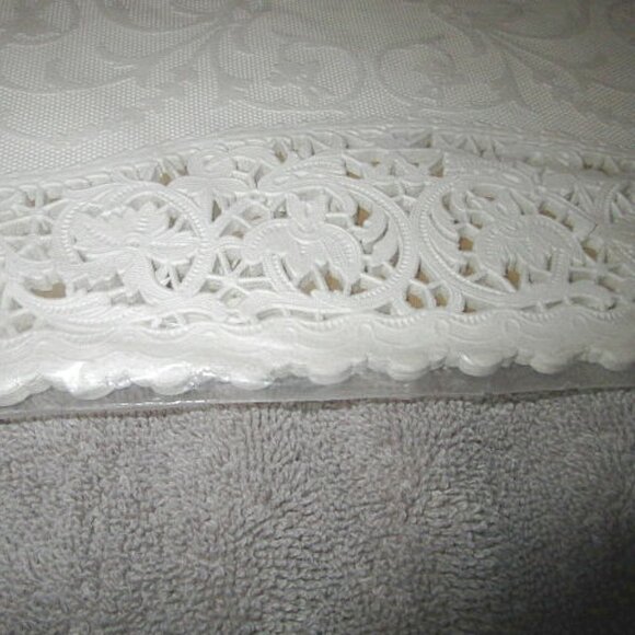 NOS Vintage ROYLIES Paper Lace PLACEMATS Lot Of 45 DOILIES Centerpiece 70s Table - Picture 2 of 7
